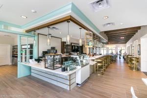 Εστιατόριο ή άλλο μέρος για φαγητό στο Solara Villa with Themed Rooms and Private Pool