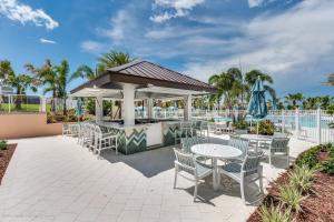 Εστιατόριο ή άλλο μέρος για φαγητό στο Solara Villa with Themed Rooms and Private Pool