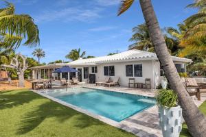 una casa con piscina y palmeras en Sandbox, en Marathon