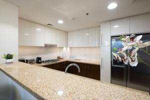 Η κουζίνα ή μικρή κουζίνα στο Elite Class 2BR Luxe Burj khalifa View Big living room