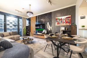 Χώρος καθιστικού στο Elite Class 2BR Luxe Burj khalifa View Big living room