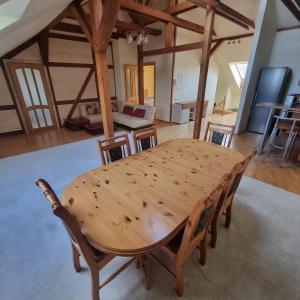 Una mesa y sillas de madera en una sala de estar. en D-Mansard, Free parking, Self-Check-In, en Klaipėda