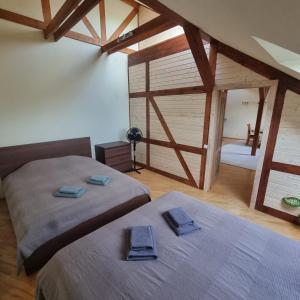 Dos camas en una habitación con techos de madera. en D-Mansard, Free parking, Self-Check-In, en Klaipėda 30 fotos más