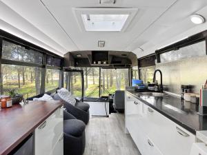 Kuchyň nebo kuchyňský kout v ubytování Bussie McBusFace, converted bus in Little River + 20 fotografií