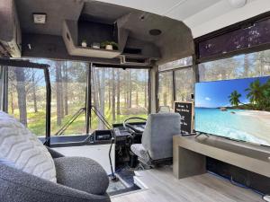 TV a/nebo společenská místnost v ubytování Bussie McBusFace, converted bus in Little River