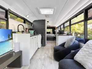 Bussie McBusFace, converted bus in Little River廚房或簡易廚房