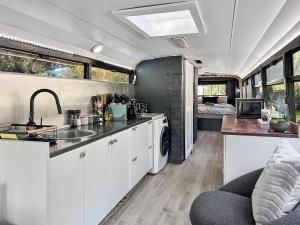 Kuchyň nebo kuchyňský kout v ubytování Bussie McBusFace, converted bus in Little River