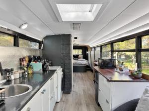 Bussie McBusFace, converted bus in Little River廚房或簡易廚房
