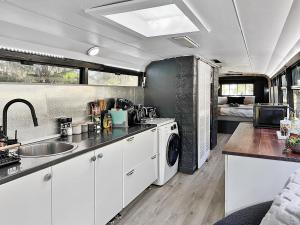 Bussie McBusFace, converted bus in Little River廚房或簡易廚房