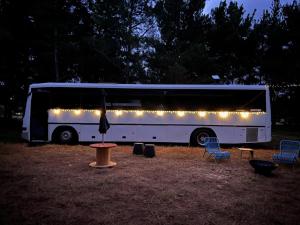 Little River的住宿－Bussie McBusFace, converted bus in Little River，相簿中的一張相片