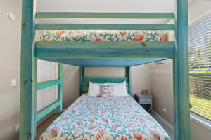 Katil atau katil-katil dalam bilik di Seahorse Shores - Games, Private Beach Access, Pool, Lake, Boardwalk, Near Destin Fun +80 gambar