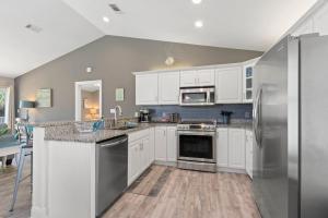 Dapur atau dapur kecil di Seahorse Shores - Games, Private Beach Access, Pool, Lake, Boardwalk, Near Destin Fun