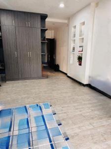 胡志明市Homestay Phu Dinh District 8的一间空房间,铺有瓷砖地板,配有橱柜