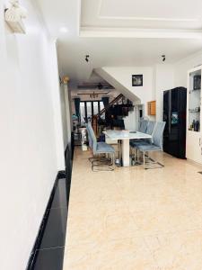 胡志明市Homestay Phu Dinh District 8的一间配备有蓝色椅子和桌子的用餐室