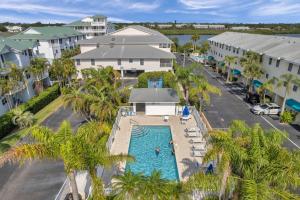 Kolam renang di atau dekat dengan Captains Cove Unit 101