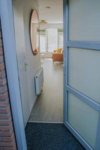 an open door to a room with a living room at Luxe studiomuseumgebiedEftelingUvT in Tilburg