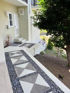 Aed väljaspool majutusasutust Aruanda Apartment - perfect get-away for two at the top of Bequia