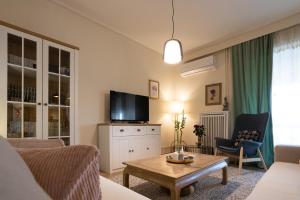 Televízia a/alebo spoločenská miestnosť v ubytovaní Glyfada golf fourth floor apartment
