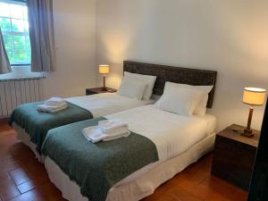 een slaapkamer met een bed met twee handdoeken erop bij The S House - Santo Estêvão in Santo Estêvão +9 foto's