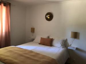 Gallery image of Gite authentique en Provence Luberon - Grande piscine in Forcalquier +4 photos