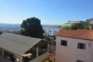 an overhead view of a white building with a red roof at Pousada do Jackson in São Thomé das Letras