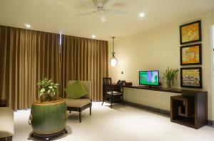TV tai viihdekeskus majoituspaikassa Villa Hue Hotel