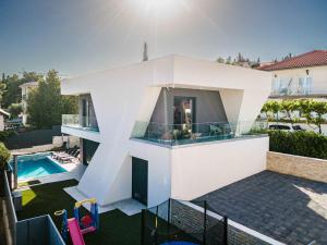 Bazén v ubytování Villa Skyline- near beach and city center with heated pool nebo v jeho okolí