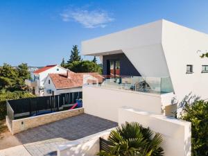 Balkón nebo terasa v ubytování Villa Skyline- near beach and city center with heated pool