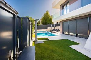 Bazén v ubytování Villa Skyline- near beach and city center with heated pool nebo v jeho okolí