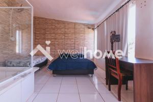 a room with a piano and a desk in it at Casa com piscina em Buritama in Buritama