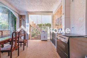 a dining room with a table and a kitchen with a view at Casa com piscina em Buritama in Buritama