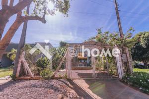 a gate to the entrance to a house at Casa com piscina em Buritama in Buritama +10 photos