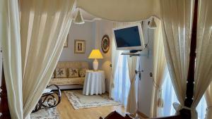 TV a/nebo společenská místnost v ubytování Hotel El Curro