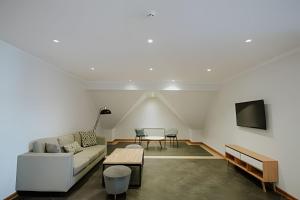 un salon avec un canapé et une table dans l'établissement Aunaisin - Toluken apartamentos, à Ushuaia