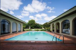 Bazén v ubytování Casa dos Arcos - Studios & Pool nebo v jeho okolí