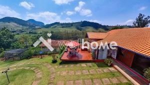 an aerial view of a house with a yard at Chale aconchegante em Sao Bento do Sapucai in São Bento do Sapucaí