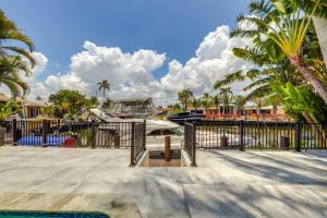 Baseinas apgyvendinimo įstaigoje Pool and Home Theater Lighthouse Point Home! arba netoliese
