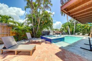 Baseinas apgyvendinimo įstaigoje Pool and Home Theater Lighthouse Point Home! arba netoliese