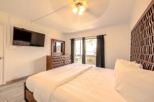 サウス・パドレ・アイランドにあるPelicans Perch Charming 1BR Near Beach with Patio 160の大きなベッドとテレビのある寝室