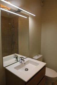 une salle de bain avec un lavabo, une douche et des toilettes dans l'établissement L'Amirauté 150m de la plage, à Bormes-les-Mimosas