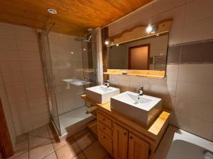 une salle de bain avec deux lavabos et une douche dans l'établissement Appartement Chamonix, à Chamonix-Mont-Blanc 11 autres photos
