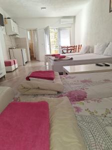 Postel nebo postele na pokoji v ubytování Apartments Ana