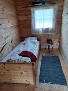 Postel nebo postele na pokoji v ubytování Stensens overnatting + 2 fotografie