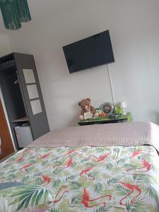 sypialnia z łóżkiem z kolorową kołdrą w obiekcie In Casa ZoE w mieście Venaria Reale