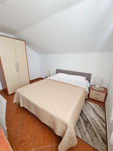 Apartment Ivana with a nice see view في كافتات: غرفة نوم صغيرة مع سرير وخزانة