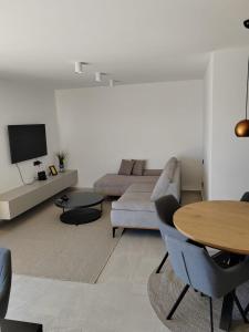 un soggiorno con un divano e un tavolo di Apartments DiVi Sunset View a Mandre Altre 46 foto