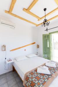 Posteľ alebo postele v izbe v ubytovaní Ailouros summer hotel
