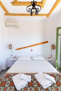 Posteľ alebo postele v izbe v ubytovaní Ailouros summer hotel