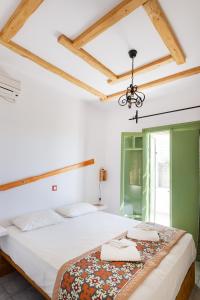 Posteľ alebo postele v izbe v ubytovaní Ailouros summer hotel