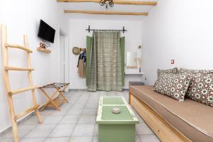 Televízia a/alebo spoločenská miestnosť v ubytovaní Ailouros summer hotel